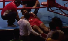 Боксера унесли на носилках после сокрушительного нокаута казахстанца. Видео