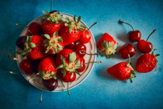 Цены на клубнику и черешню в городах Казахстана — где дешевле