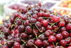Терапевт рассказала, чем грозит переедание черешни