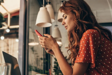 «Второй подбородок и морщины» — врач предупредила о вреде смартфонов для внешности