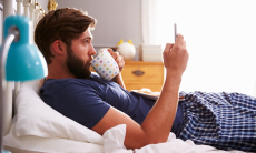 Врач рассказала, чем грозит привычка «хвататься» за телефон по утрам