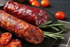 «Появляются камушки». Найдена самая коварная колбаса — её многие любят, а она вредит почкам