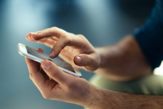 Парень утратил возможность поднимать голову из-за телефона