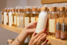 Врач рассказал, какие вещества в шампуне могут вызвать рак