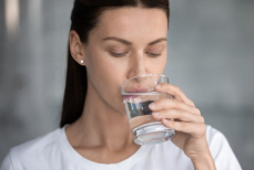 Чем лучше утолять жажду? Простой воды будет мало