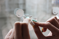 Наклейки отходят сами собой - как удалить без сложных процедур