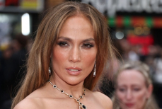 Дженнифер Лопес произвела фурор, выйдя в свет в роскошном образе. Фото