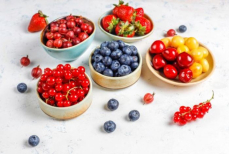 Диетолог Усика назвала супер-ягоду, которая замедляет старение. Есть в каждом магазине