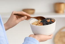 Эндокринолог раскритиковал овсянку на завтрак и посоветовал заменить её другим продуктом