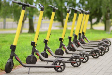 Врач рассказал, кому опасно ездить на самокатах