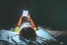 Гаджеты перед сном — сомнолог развенчал миф об их вреде для ночного отдыха