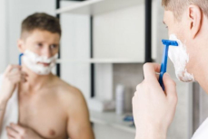 Почему нельзя хранить бритву в душе