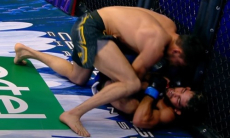 Досрочно завершился бой претендента в UFC из Казахстана. Видео