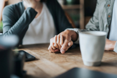 Люди больше доверяют тем, кто вырос в бедности