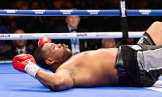 Восходящая звезда супертяжелого веса эффектно вырубил нокаутера. Видео