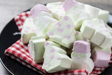 Назван самый вредный зефир, который продают в магазинах. Чем он опасен