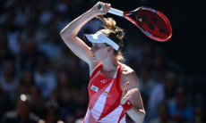 Елена Рыбакина сыграла с титулованной теннисисткой на «Ролан Гаррос». Видео