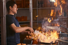 Почему пожар на кухне нельзя тушить водой — ответ знают лишь единицы