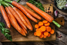 Инфлюенсеры скупают морковь ради того, чтобы стать более загорелыми. Почему это опасно