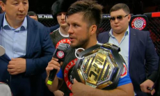 Неожиданное произошло с легендарным чемпионом UFC после победы над казахстанским бойцом