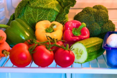 Людей призвали не ставить огурцы рядом с помидорами — в чем причина