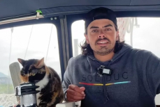 Мужчина бросил работу ради путешествия на яхте с котом. Как изменилась его жизнь