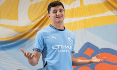 Менеджер Абдукодира Хусанова помогает игроку сборной Казахстана