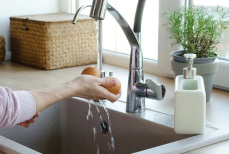 Вокруг темы ходит много слухов и мифов. Нужно ли мыть куриные яйца