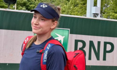 Елена Рыбакина отреагировала на подарок от фаната и объяснила свой поступок