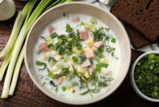 Какая окрошка полезнее — кефир, квас, сыворотка или «минералка»