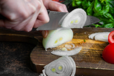 Как нарезать лук без слез — известный повар раскрыл секрет. Видео