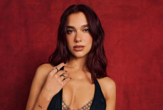 Дуа Липа показала идеальную фигуру в бикини. Фото