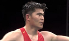 Казахский боксёр дважды отправил в нокдаун Джалолова и вышел в финал
