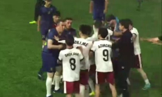 На футбольном матче в Узбекистане устроили массовую драку. Видео