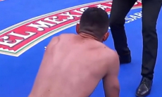 Кровавым избиением и нокаутом обернулся бой чемпиона мира из Узбекистана. Видео