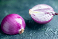 Не только в кулинарии. Перечислены десять необычных лайфхаков с луком для быта