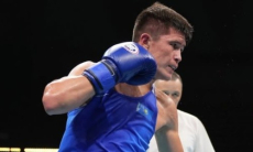 Уникальный боксер из Казахстана разгромил узбекистанца в финале топ-турнира