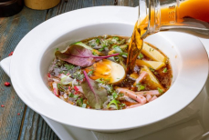 Нутрициолог ответила, какая окрошка полезнее