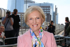 Три привычки Мэри Берри, которые помогают ей быть активной и здоровой в 90 лет