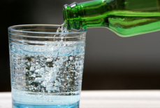 Врач рассказал, кому лучше немедленно отказаться от газированной воды