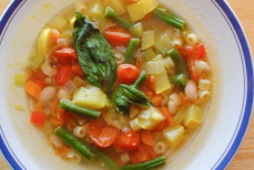 Назван суп, который помогает людям дожить до 100 лет