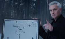 Жозе Моуринью приводит команду «викингов» к победе в новой рекламе SNICKERS®