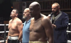 Неожиданным исходом завершился бой 60-летнего супертяжа в США
