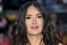 Сальма Хайек поделилась лайфхаком, который поможет скрыть седину за две минуты