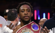 Непобеждённый чемпион мира лишился титула и миллиона долларов