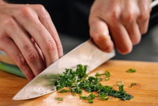 «Очень удобно». Как правильно заморозить зеленый лук — просто и быстро