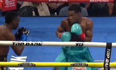 Главный бой вечера бокса в США обернулся избиением и нокаутом. Видео