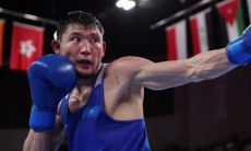 Досрочно закончился второй подряд бой работавшего курьером казахстанца на топ-турнире по боксу