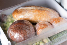 Можно ли на самом деле хранить хлеб в морозилке? Ответ учёных