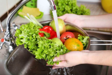 Вы едите это каждый день, но моете неправильно. Простые советы помогут сохранить здоровье